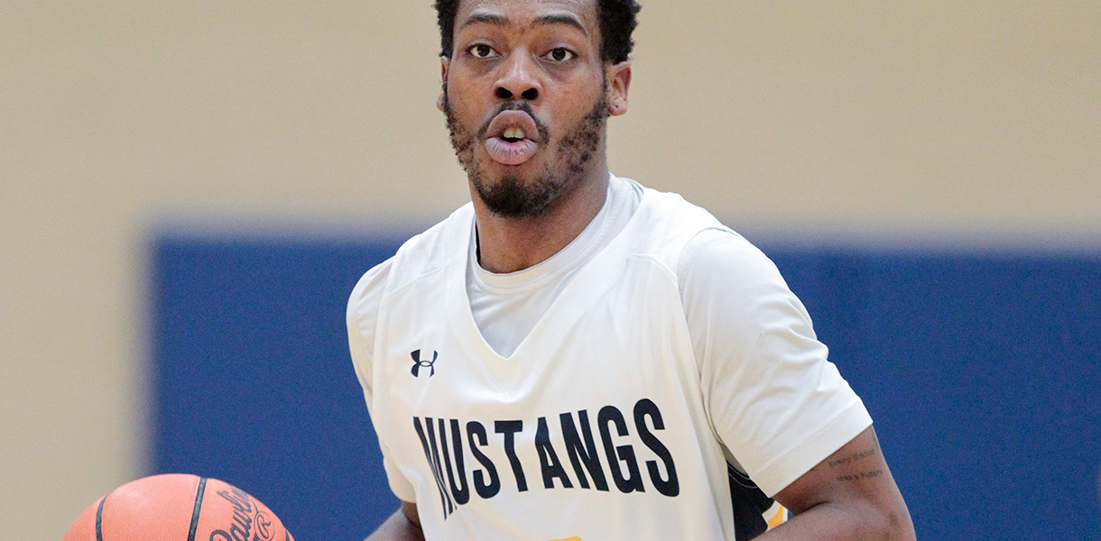 Mustangs escape V-Hawk surge