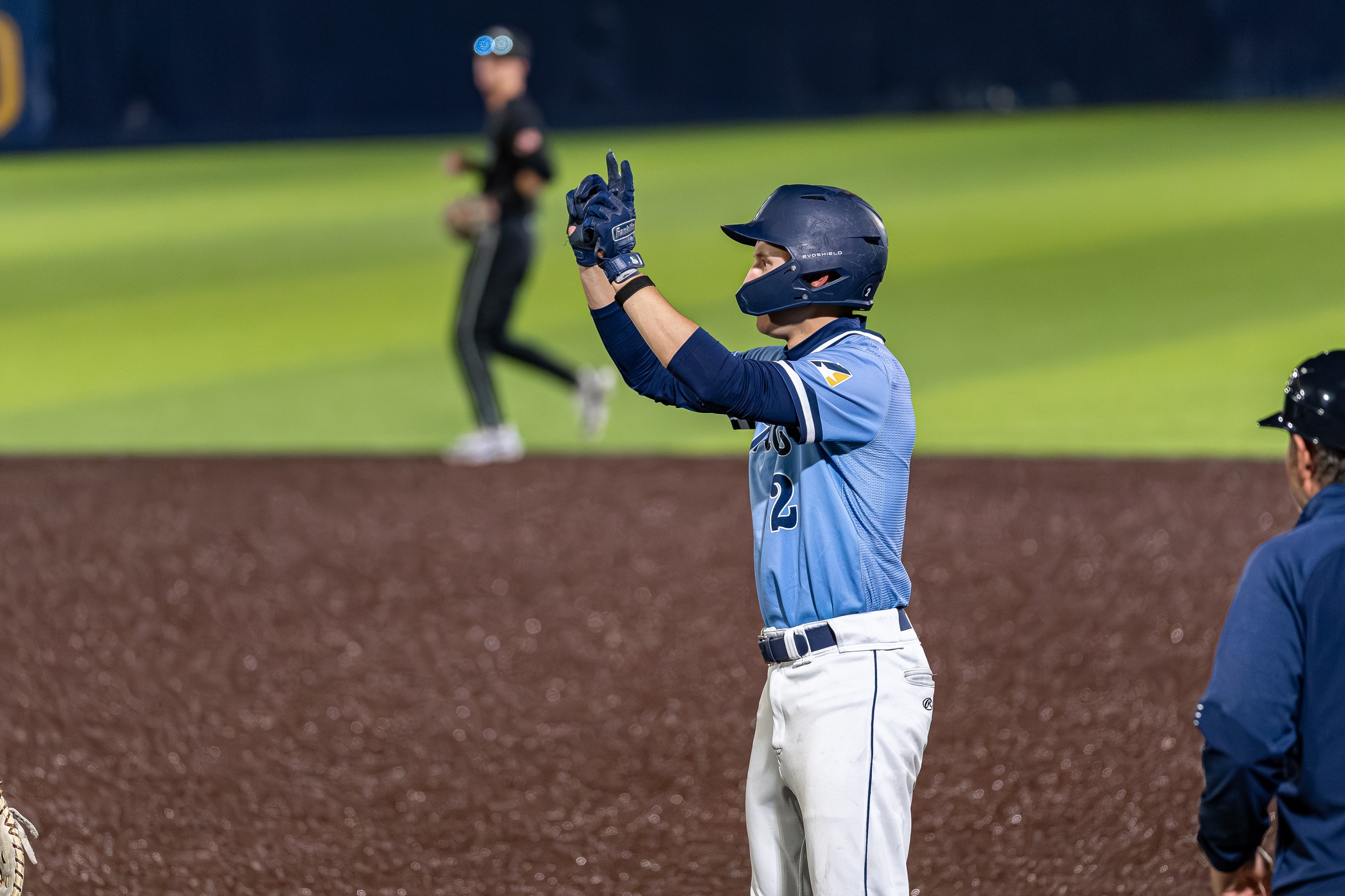 Baseball Defeats Grand View; Moves On in Heart Tournament