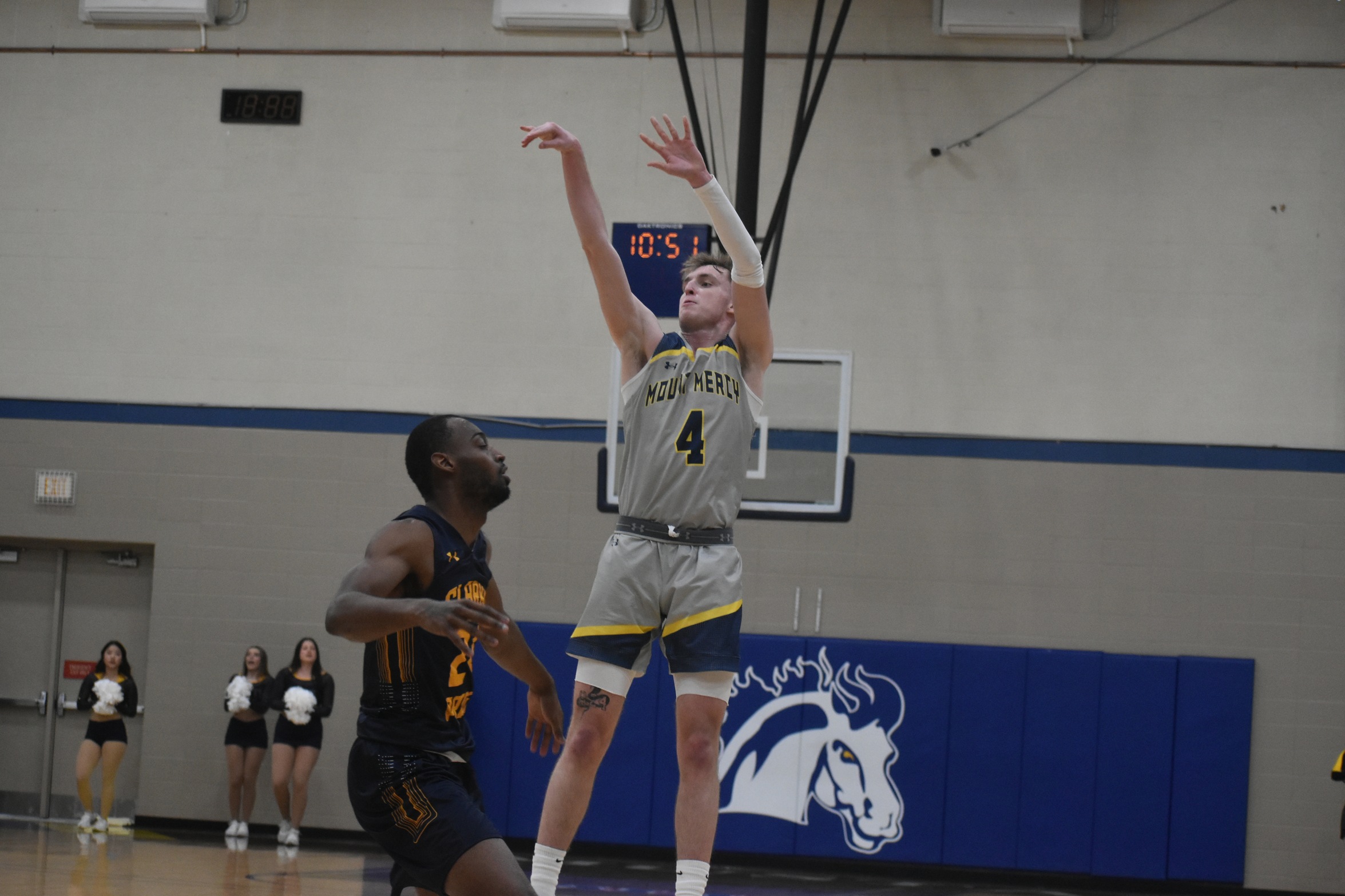 Yellowjackets stifle Mustang offense