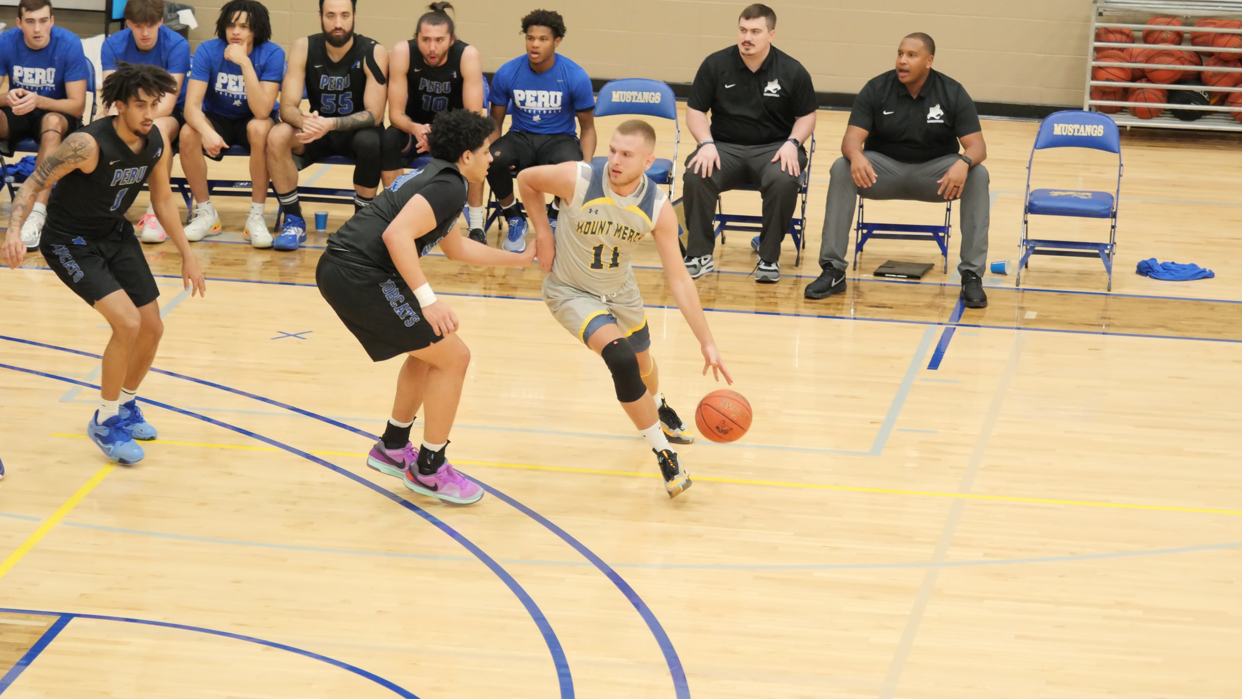 Yellowjackets hold off Mustang comeback