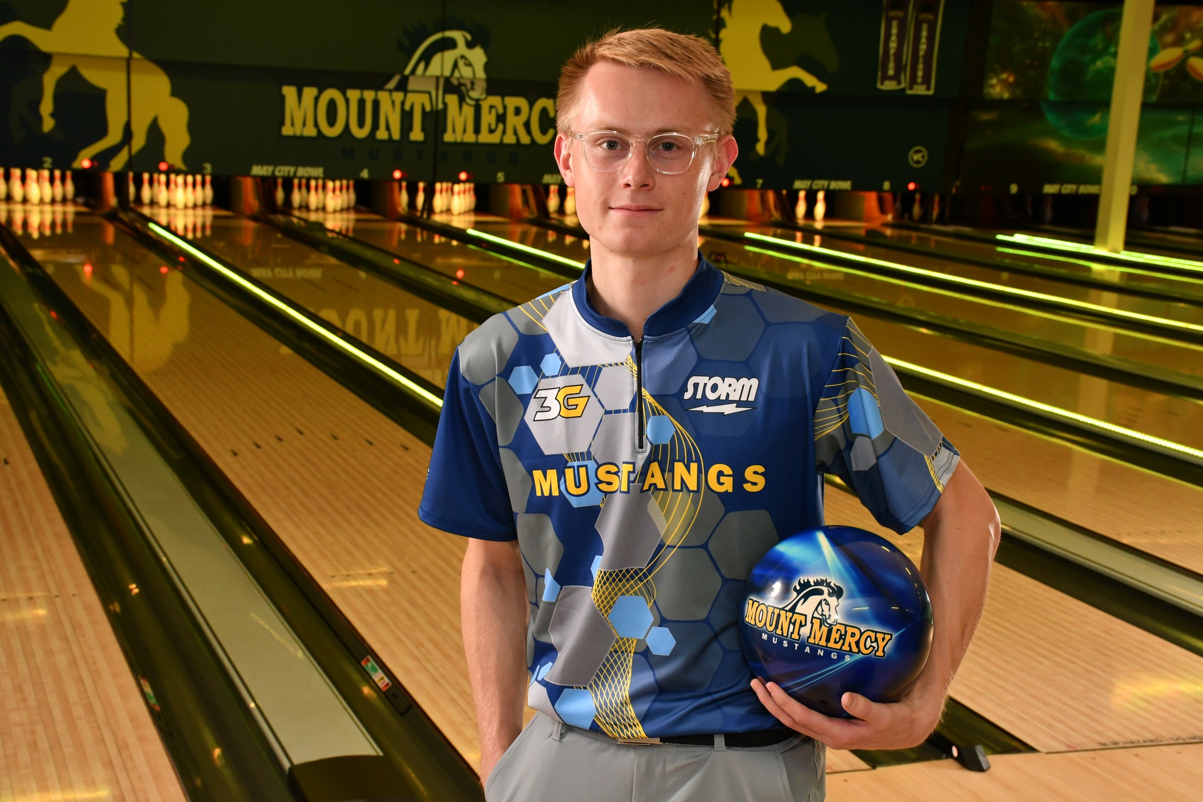 Andresen's Perfect Game Highlights Successful Day One
