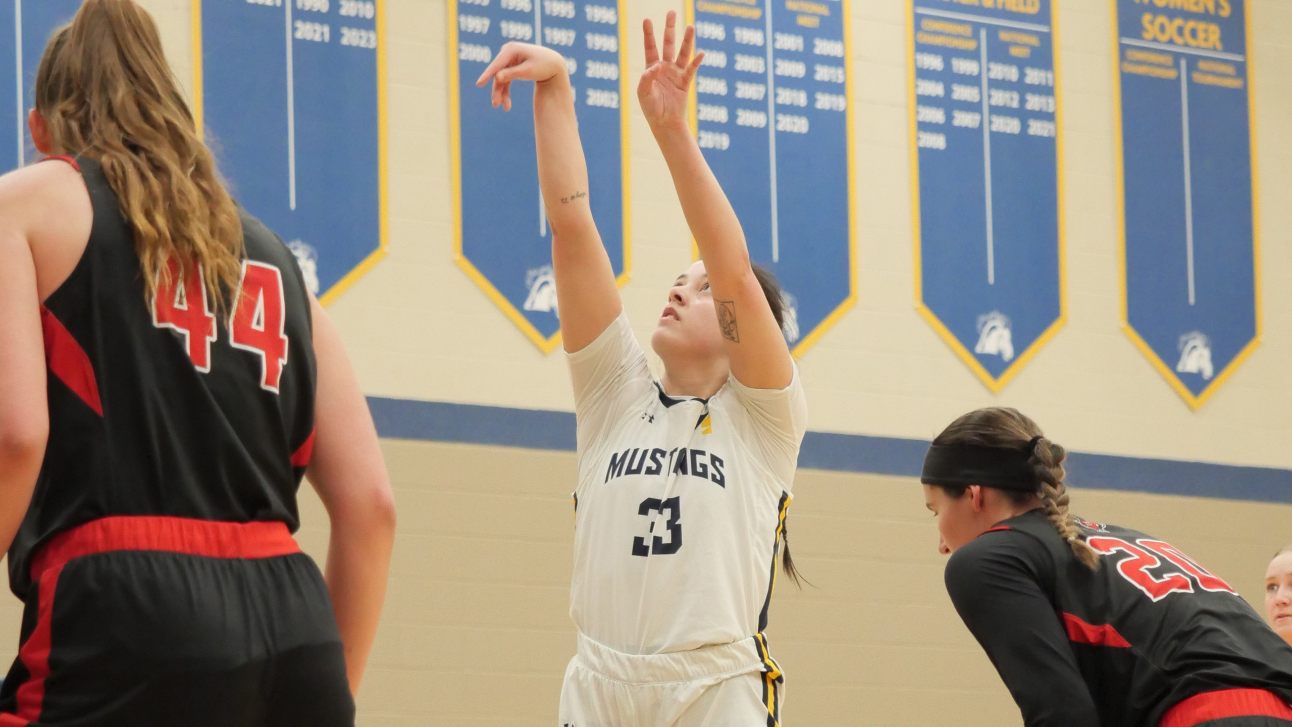 Strong down the stretch, Mustangs beat Ravens