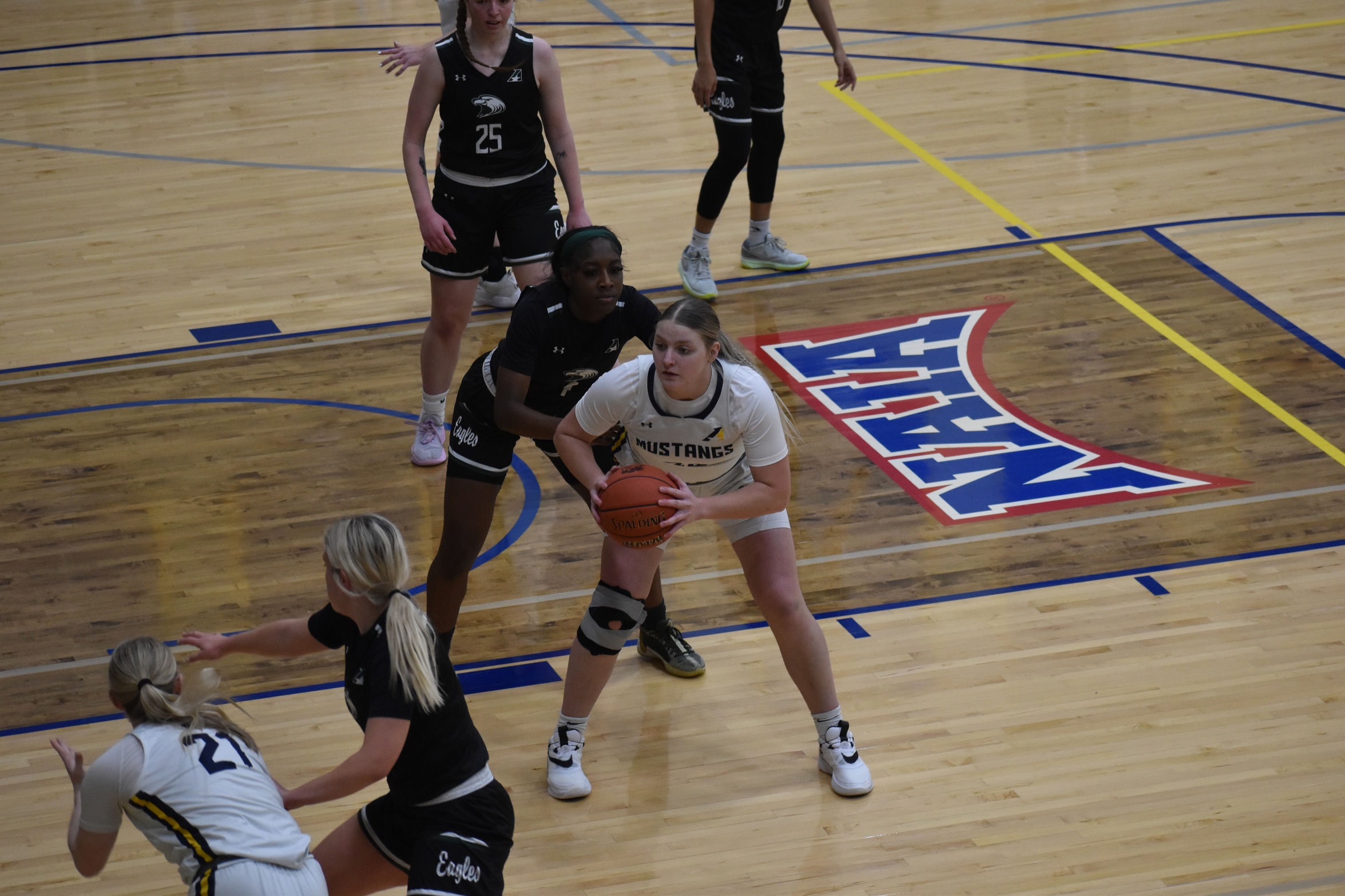 Strong Mustang Offense Stings Yellowjackets