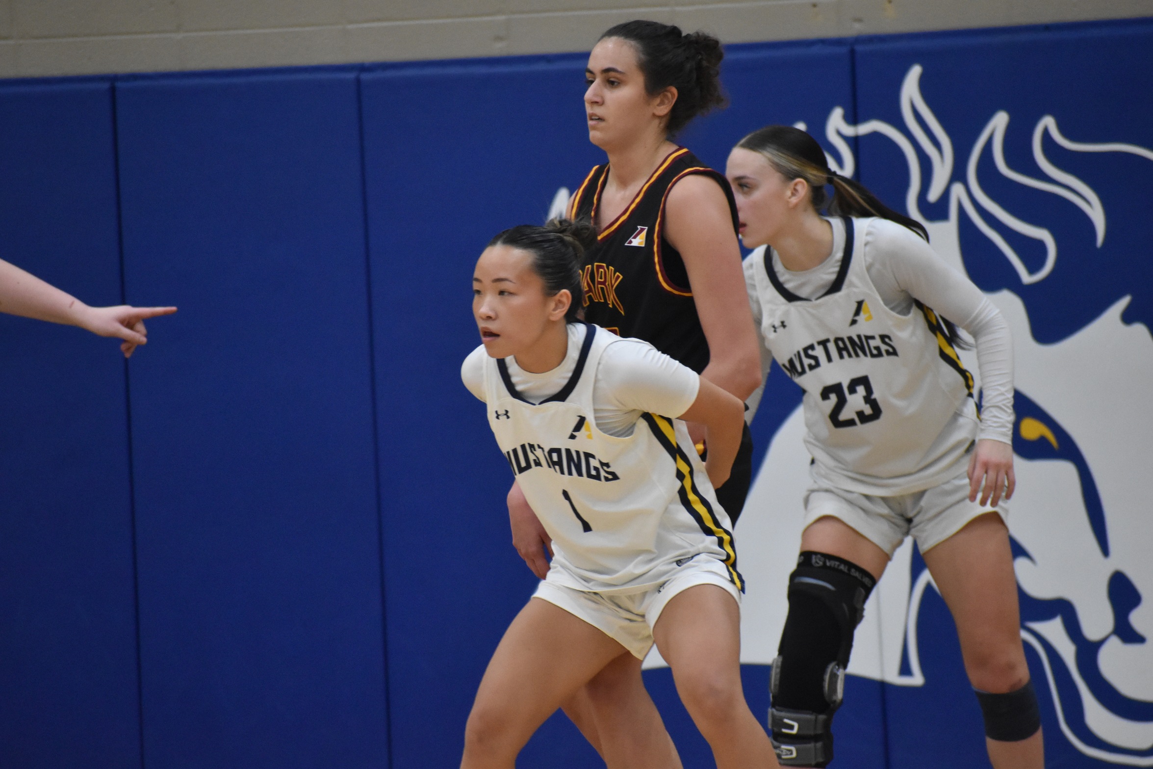 Struchen Leads Mustangs in Narrow Win Against Yellowjackets