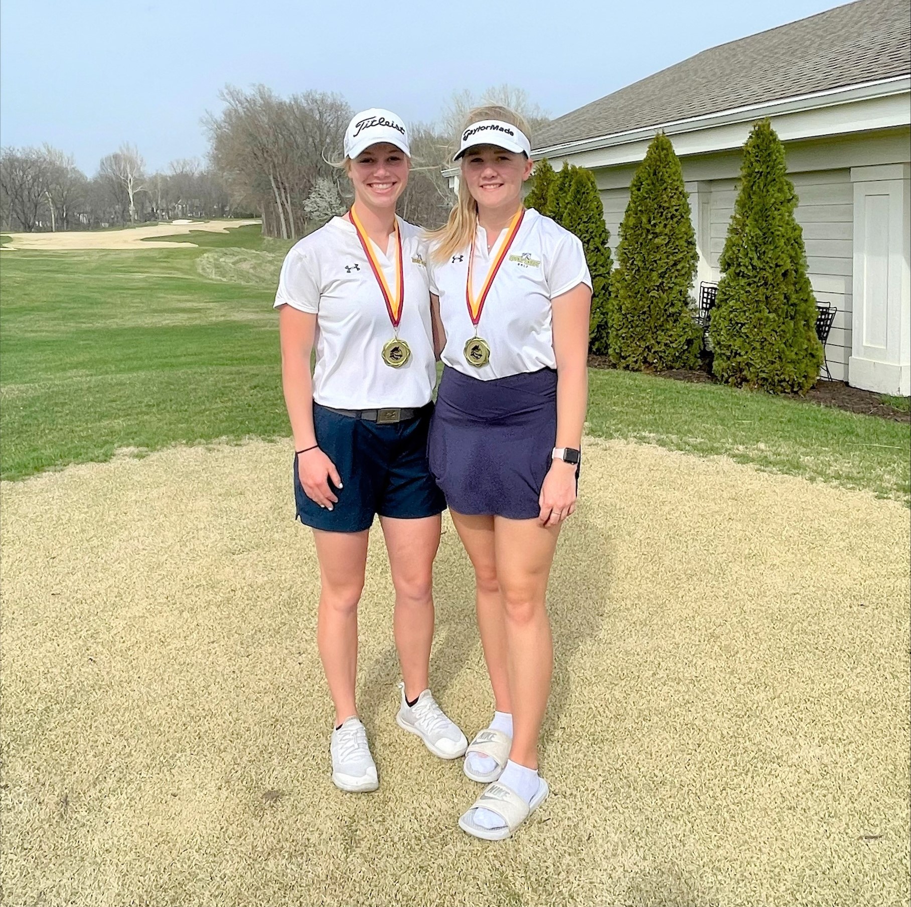 Mustangs win second straight, Felderman medalist