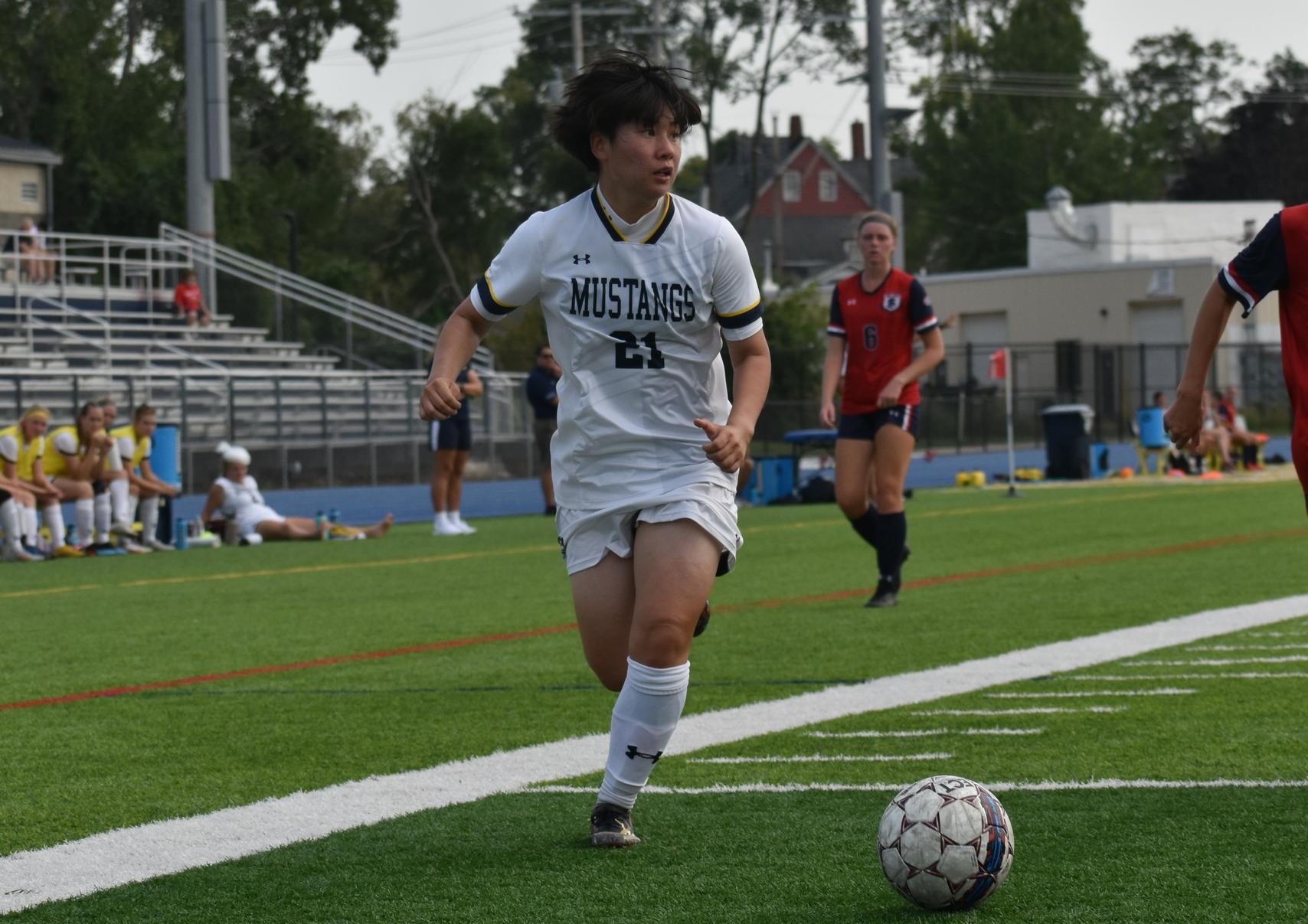 Yellowjackets edge Mustangs in home finale