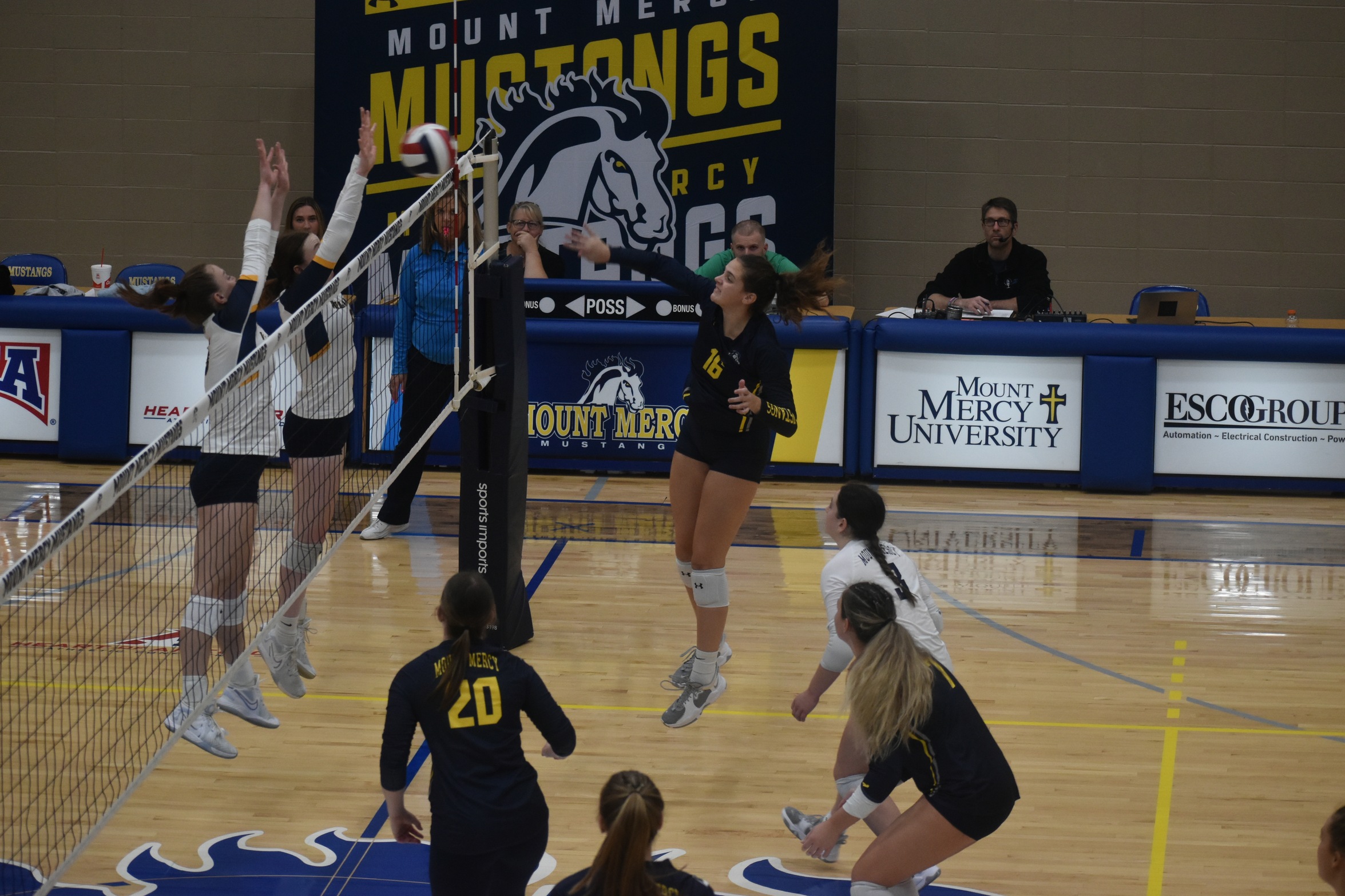 Brown, Mustangs step up in five-set victory over Wildcats